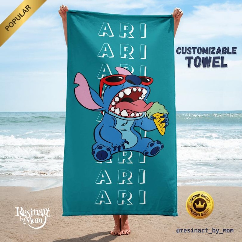 K&ouml;nnte beinhalten: Ein t&uuml;rkisfarbenes Strandtuch mit dem Text "ARI", der f&uuml;nfmal wiederholt wird. Eine blaue Comicfigur mit roter Sonnenbrille und herausgestreckter Zunge h&auml;lt ein gelbes und gr&uuml;nes Eis am Stiel. Der Text "ANPASSBARES HANDTUCH" befindet sich in der oberen rechten Ecke.
