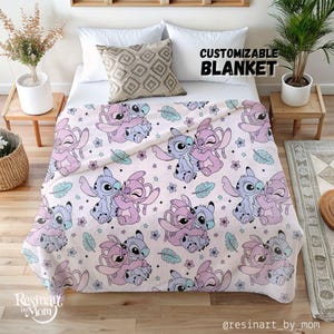 Puede incluir: Una manta personalizable con un patr&oacute;n repetido de personajes de dibujos animados en tonos morados y azules, con detalles florales y de estrellas. La manta tiene el texto "CUSTOMIZABLE BLANKET" en negro.