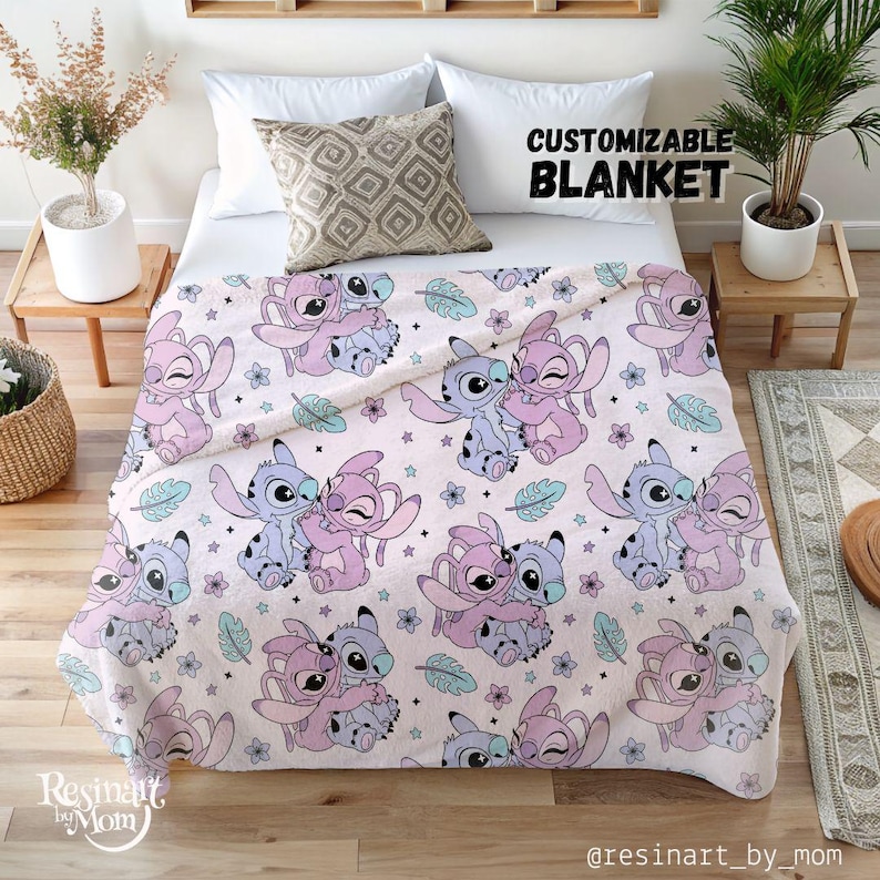 Puede incluir: Una manta personalizable con un patr&oacute;n repetido de personajes de dibujos animados en tonos morados y azules, con detalles florales y de estrellas. La manta tiene el texto "CUSTOMIZABLE BLANKET" en negro.