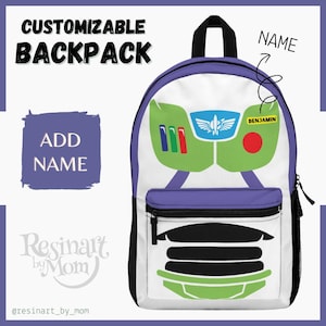 Może przedstawiać: Biały i fioletowy, konfigurowalny plecak z kreskówkowym wzorem. Plecak ma zielono-biały design z tekstem "CUSTOMIZABLE BACKPACK" i "ADD NAME". Widoczne jest również imię "BENJAMIN".