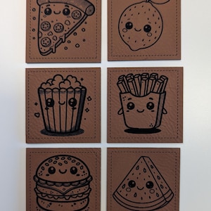 Könnte beinhalten: Sechs braune quadratische Aufnäher mit schwarzen Strichzeichnungen von Lebensmitteln. Die Bilder zeigen ein Pizzastück, eine Zitrone, einen Popcorn-Behälter, Pommes Frites, einen Hamburger und eine Wassermelonen-Scheibe, alle mit lächelnden Gesichtern.