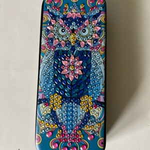 Estuche para gafas con diseño de búho y diamantes de imitación