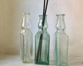 Juego de 3 botellas de vidrio antiguas: Cristalería de boticario vintage triangular