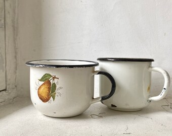 2 vintage enamelled mugs Enamelled mug with decor Vintage white enamel mugs Pair of enamel mugs White enamel mugs Farmhouse kitchen decor