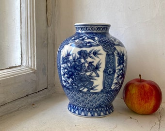 Vintage oriental vase Vintage blue and white Japanese vase Blue Dragon Peak vase Vintage home decor Eclectic home decor Floral vase