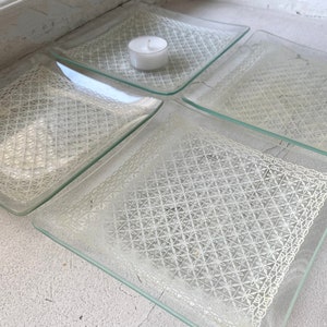4 vintage glass plates with lace pattern Vintage clear glass dessert plates Vintage cake plates Vintage glassware Shabby chic tableware