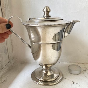 Vintage versilberte Kaffeekanne: Küchendekoration, Metallkrug, Geschirr