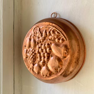 Large vintage copper cake mould with fruit Copper pastry mold Decorative cake mould Lodge kitchen decor Rustic wall decor Cottagecore decor