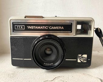 Appareil Photo Vintage Kodak 77x Instamatic, état Fonctionnel Avec Marques D'usage. Pour Les Amateurs De Photo Argentique Et De Retro. Un Vrai Morceau D'histoire à Collectionner Ou à Utiliser.