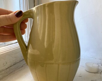 ヴィンテージオリーブグリーンのセラミックピッチャー：素朴な
