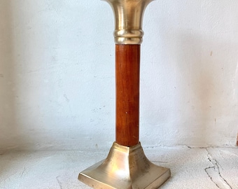 Vintage Kerzenständer: Großer Kerzenhalter aus Holz und Messing, Eklektisches Dekor