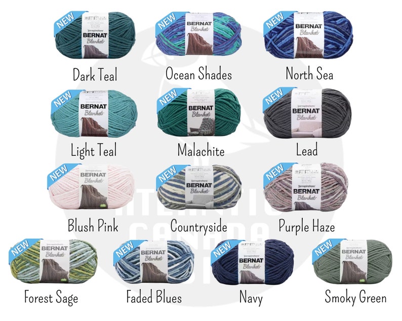 K&ouml;nnte beinhalten: Sortiment an Bernat Blanket Garn in verschiedenen Farben, darunter T&uuml;rkis, Gr&uuml;n, Blau, Rosa und Grau. Jede Spule ist mit "NEU" gekennzeichnet und tr&auml;gt das Bernat Blanket Logo.