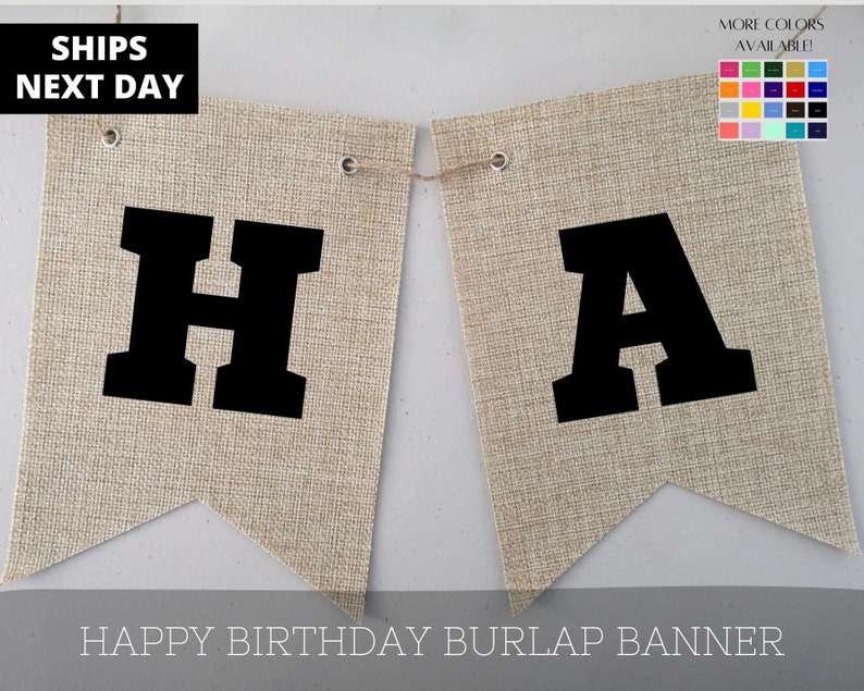 Puede incluir: Una pancarta de arpillera con las letras "HA" en letras may&uacute;sculas negras. La pancarta es para una celebraci&oacute;n de cumplea&ntilde;os.