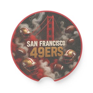 Könnte beinhalten: Runder Auto-Untersetzer mit dem Logo der San Francisco 49ers. Das Design zeigt die Golden Gate Bridge, Footballhelme und Fußbälle, mit dem Teamnamen und Logo in Gold und Weiß vor einem rauchigen Hintergrund.