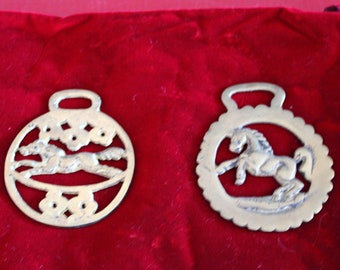 Pferdemedallion aus Messing aus Großbritannien, beide Medaillons gehören beim Kauf zusammen.