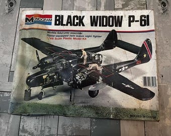 Black Widow P-61 1/48 Plastikmodellbausatz, mit Monogramm der Black Widow P-61 Radar ausgestattet mit Twin-Boom Nachtjäger in Farbe ausgeformt