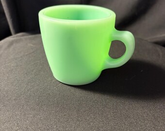 Kaffeetasse „Jadeite Fire King“, Maße: 7,6 cm hoch, 7,9 cm Durchmesser oben, 5,7 cm Durchmesser unten.
