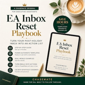 Puede incluir: Una tableta digital que muestra el EA Inbox Reset Playbook, con un esquema de colores verde oscuro y crema con texto dorado. La pantalla presenta una guía paso a paso para asistentes ejecutivos, incluyendo plantillas y ejemplos.