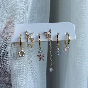 Set di orecchini a cerchio in oro celeste 14K • Orecchini Huggie con ciondolo • Orecchini a farfalla rosa • Set di orecchini in oro minimal • Regalo di San Valentino per lei