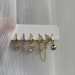 Conjunto de pendientes de aro Celestial Gold de 14 quilates • Pendientes Huggie con dije • Pendientes de cisne rosa • Conjunto de pendientes minimalistas de oro • Regalo de San Valentín para ella • 6 piezas