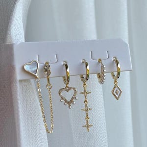 Conjunto de brincos de argola celestial em ouro 14K • Brincos de argola com pingente • Brincos de estrela/coração • Conjunto minimalista de brincos em ouro • Presente para ela • 6 peças
