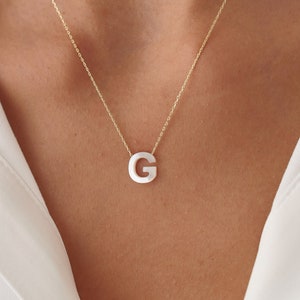 Collar con letra de nácar, collar con letra pequeña, collar con alfabeto, collar con letra personalizada, collar con inicial de plata, regalo para ella, plata de ley.