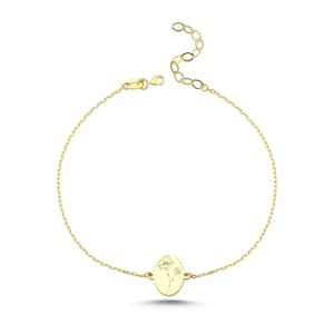 Puede incluir: Una pulsera de cadena en tono dorado con un colgante central de forma ovalada. El colgante est&aacute; grabado con un delicado dibujo lineal de una flor. La pulsera incluye una cadena de eslabones finos y un cierre de mosquet&oacute;n con cadena extensible.