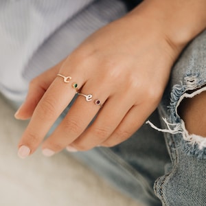 Anillo con letra y piedra de nacimiento, anillo con inicial de piedra de nacimiento, anillo con inicial de piedra preciosa, anillo con piedra de nacimiento personalizado, anillo con nombre personalizado, anillo personalizado