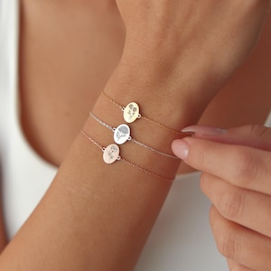 Pulsera con flor de nacimiento en miniatura, joyería floral dorada, regalo personalizado para el mes de nacimiento de ella. imagen 2