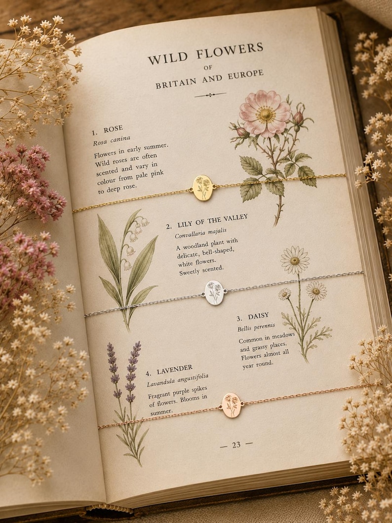 Puede incluir: Tres delicadas pulseras de cadena de metal con peque&ntilde;os dijes ovalados grabados con dise&ntilde;os florales. Una pulsera dorada muestra una rosa, una pulsera plateada muestra lirios de los valles y una pulsera de oro rosa presenta lavanda.