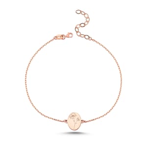 Puede incluir: Una pulsera de cadena en tono oro rosa con un dije ovalado central grabado con un delicado dibujo lineal de una flor de amapola. La pulsera incluye una cadena fina de eslabones con cierre de mosquet&oacute;n y una cadena extensora ajustable.