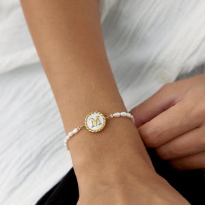 Pulsera inicial de nácar personalizada • Cuentas de perlas de agua dulce • Dije circular de nácar • Perla de agua dulce • Regalo para ella