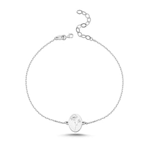 Puede incluir: Una pulsera de cadena en tono plateado con un dije central de forma ovalada. El dije presenta un delicado grabado de una flor de amapola. La pulsera incluye una cadena de eslabones finos y un cierre de mosquet&oacute;n con extensi&oacute;n.