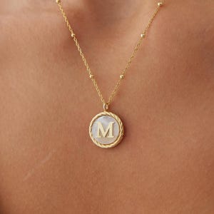 Collar de perla con letra, collar de nácar, collar personalizado, collar con moneda de plata, collar con inicial de plata, collar de perla de plata para regalar