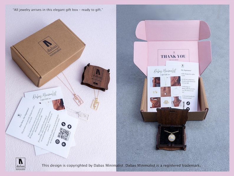 Puede incluir: Una caja de regalo de cart&oacute;n marr&oacute;n con el logotipo de Dabas Minimalist, que contiene joyas, un estuche de madera y tarjetas informativas. El interior de la caja abierta es rosa claro con una nota de agradecimiento y un collar dorado con una letra M.
