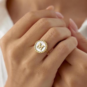 Anillo con letra de perla, anillo de nácar, anillo personalizado, anillo con moneda de plata, anillo con inicial de plata, anillo de perla de plata