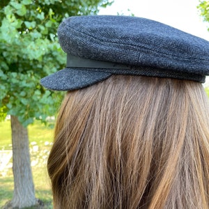 Fisherman's cap composed of herringbone pattern wool blend fabric. Faux leather band with side stitch detail zdjęcie 4