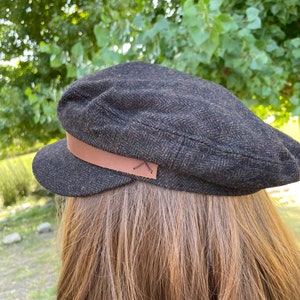 Fisherman's cap composed of herringbone pattern wool blend fabric. Faux leather band with side stitch detail zdjęcie 1