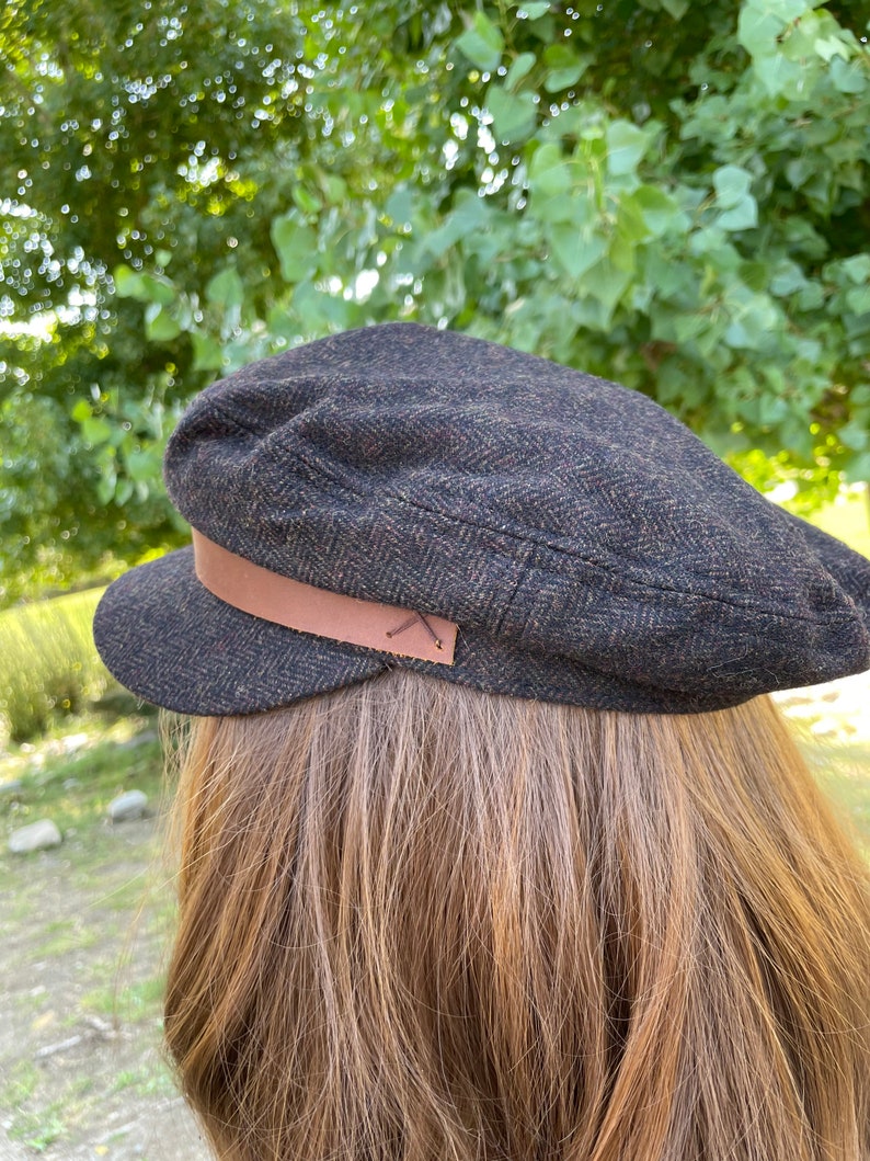 Fisherman's cap composed of herringbone pattern wool blend fabric. Faux leather band with side stitch detail zdjęcie 1