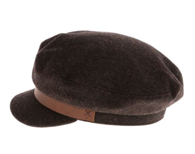 Fisherman's cap composed of herringbone pattern wool blend fabric. Faux leather band with side stitch detail zdjęcie 7