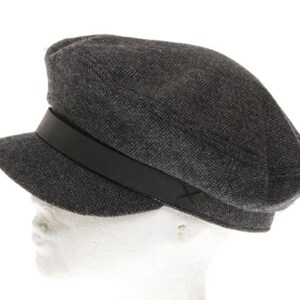 Fisherman's cap composed of herringbone pattern wool blend fabric. Faux leather band with side stitch detail Czarny