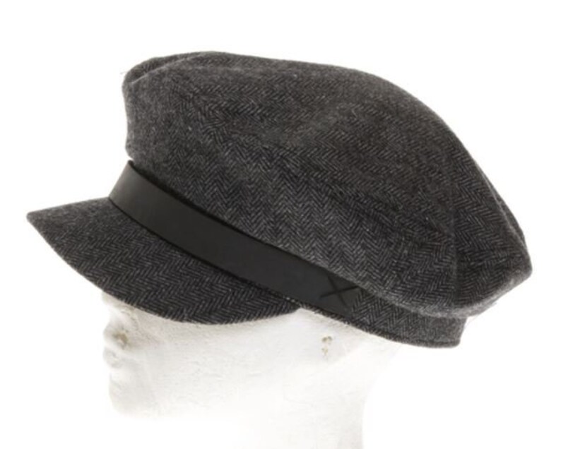 Fisherman's cap composed of herringbone pattern wool blend fabric. Faux leather band with side stitch detail Czarny