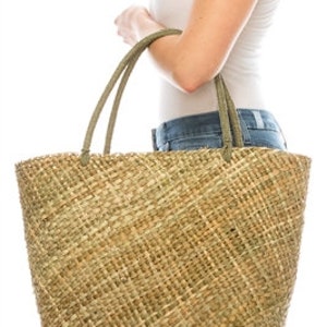 Natural straw tote bag in handwoven sustainable seagrass