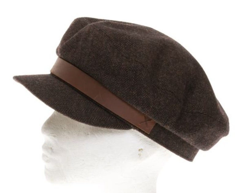 Fisherman's cap composed of herringbone pattern wool blend fabric. Faux leather band with side stitch detail Brązowy