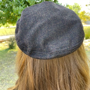Fisherman's cap composed of herringbone pattern wool blend fabric. Faux leather band with side stitch detail zdjęcie 2
