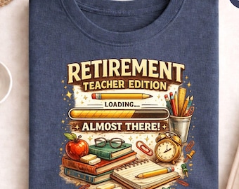 Puede incluir: Camiseta azul marino con un diseño gráfico colorido. El diseño presenta el texto "RETIREMENT TEACHER EDITION" con una barra de carga y las palabras "ALMOST THERE!". Gráficos adicionales incluyen libros, una manzana, lápices y un reloj.