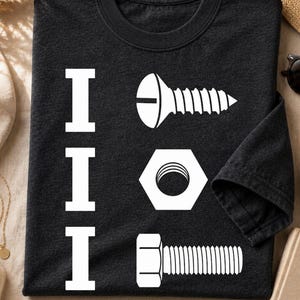 Peut inclure: Un t-shirt à col rond noir chiné avec une impression graphique blanche. Le motif se compose de trois lettres I majuscules verticales alignées avec une vis, un écrou hexagonal et un boulon, formant un jeu de mots visuel. Le tissu est texturé.