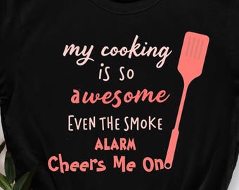 Ik kook zo geweldig dat zelfs de rookmelder me toejuicht T-shirt | Grappig T-shirt met keukenhumor | Uniseks chef-kokcadeau voor thuiskoks, fijnproevers