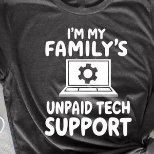 Könnte beinhalten: Dunkelgraues meliertes T-Shirt mit dem weißen Text "I'M MY FAMILY'S UNPAID TECH SUPPORT". Das Design beinhaltet ein Laptop-Symbol mit einem Zahnradsymbol. Das Shirt hat einen Rundhalsausschnitt.