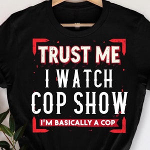 Könnte beinhalten: Schwarzes T-Shirt mit einer roten Grafik, auf der "Trust me I watch cop show I'm basically a cop" steht.